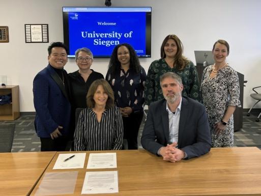 Hinten, von links nach rechts: Dr. Ethan Trinh, Atlanta Global Studies Center; Khanh-Duc Kuttig, Sprachpraxis Anglistik, Universität Siegen; Danielle Borrero und Jennifer Evanuik, beide Office of International Initiatives, Georgia State University; Prof. Dr. Lauri Goodling, Associate Dean of the Honors College, Perimeter College. Vorne: Prof. Dr. Carrie Manning, Vice Rector for International Initiatives, Georgia State University; Prof. Dr. Daniel Stein, Seminar für Anglistik, Universität Siegen.