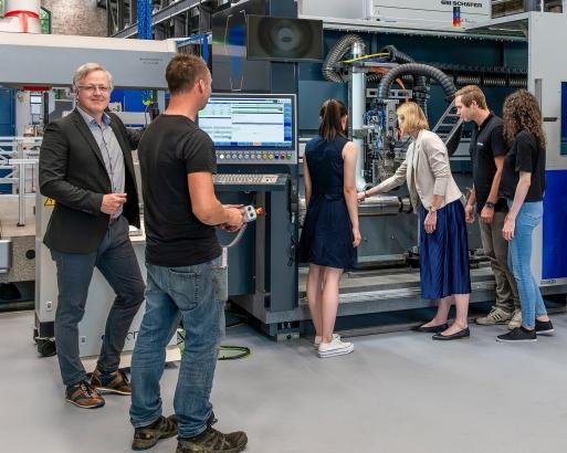Prof. Dr.-Ing. Axel von Hehl (ganz links) ist der Siegener Sprecher des Graduiertenkollegs. Hier bei der Vorstellung einer so genannten Laser Metal Deposition-Anlage auf dem Campus Buschhütten, die auch bei der Forschung an &quot;Circular E-Cars&quot; zum Einsatz kommen wird.