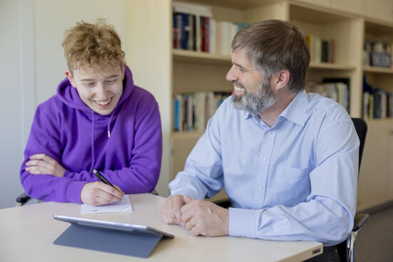 Student und Dozent in Beratungssituation