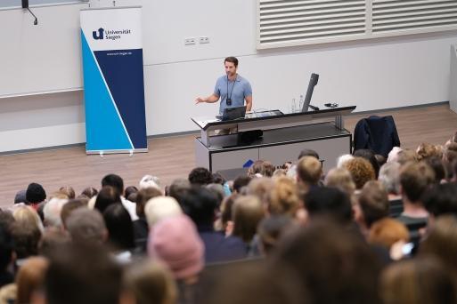 MrWissen2go Mirko Drotschmann bei seinem Vortrag im vollen Hörsaal
