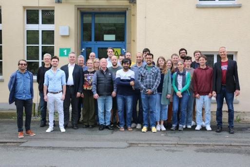 Die Forschungsgruppe der Uni Siegen, die mit dem „Breakthrough Prize für Fundamental Physics“ ausgezeichnet wurde vor dem Emmy-Noether-Campus