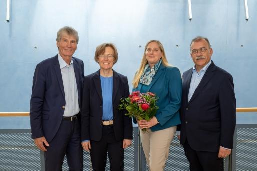 Einstimmig im Artur-Woll-Haus gewählt: Iris Litty mit (von links) Prof. Dr. Nikolaus Risch (Vorsitzender des Hochschulrats), Prof. Dr. Stefanie Reese (Rektorin der Universität Siegen) und Prof. Dr. Peter Krebs (Vorsitzender der Hochschulwahlversammlung).