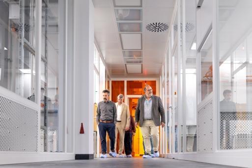Professoren besuchen das neue Forschungsgebäude INCYTE