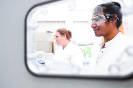 Dr.-Ing. Swathi Raghu bei der Laborarbeit.