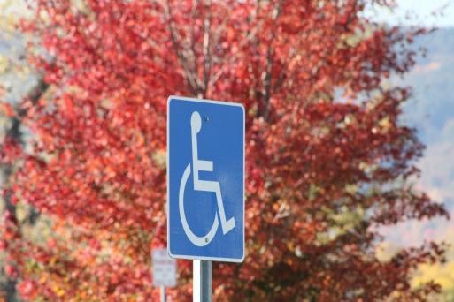 Öffentlicher Parkplatz für Menschen mit Behinderung in einer Kommune.