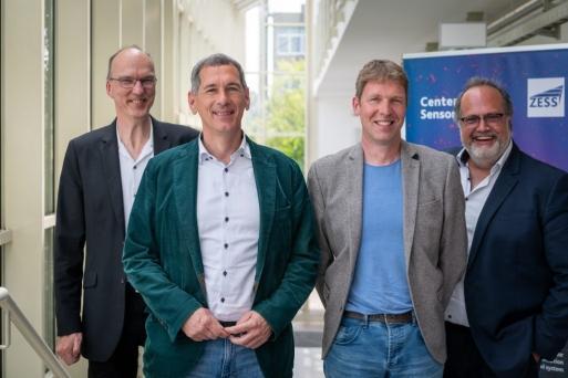 Jens Kamieth, MdL zu Besuch am ZESS mit Prof. Dr. Andreas Kolb, Prorektor für Forschung, Infrastruktur und Vernetzung sowie ZESS-Mitglied, Prof. Dr. Kristof Van Laerhoven, Sprecher des ZESS und Prof. Dr. Peter Haring Bolívar, Koordinator von INCYTE und ZESS-Mitglied