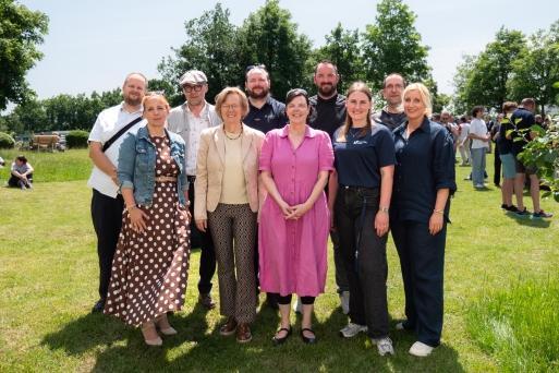Die neue LEOwiese ist in Teamleistung unter Beteiligung zahlreicher Einrichtungen der Universität und durch Initiative des Rektorats entstanden. Das Gruppenfoto zeigt Vertreter*innen der verschiedenen Bereiche.