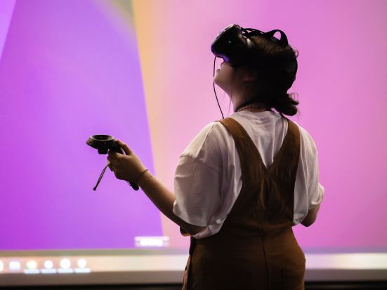 Studierende mit VR Brille