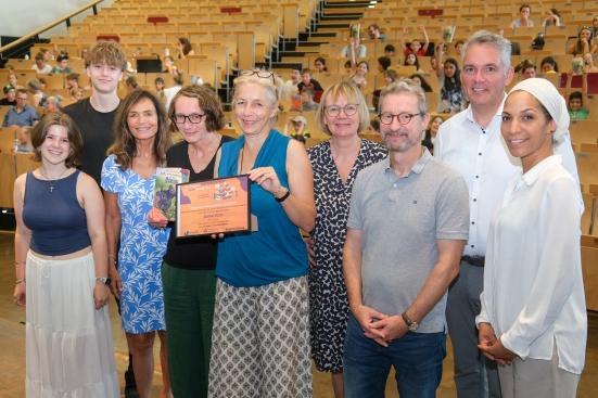 Emma Fuchs, Levi Reichenau, Dr. Gisela Labenz, Dr. Jana Mikota, Autorin Meike Haas, Dr. Barbara Müller-Naendrup, Dr. Jens Aspelmeier, Markus Vogt und Sanura Abdalla bei der Preisverleihung.