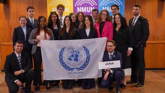 Gruppenbild der 16 Siegener Studierenden, die bei der MUN New York teilgenommen haben.