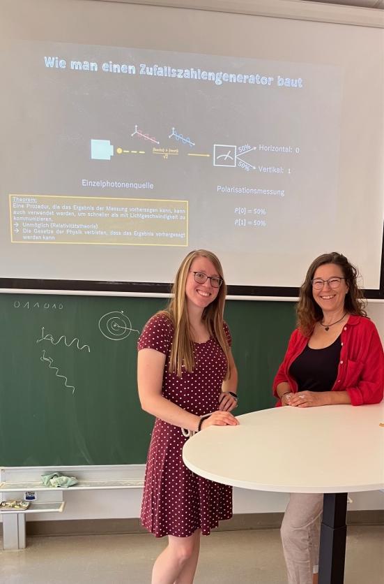 Professorin Wolf und eine Lehrkraft