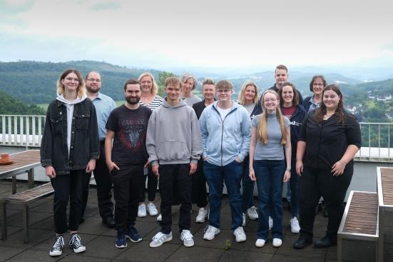 Neue Azubis mit ihren Ausbilderinnen und Ausbildern an der Uni Siegen.