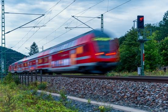 Rote Regionalbahn mit Ampel
