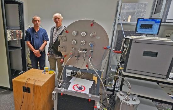 Dr. Nötzel und Dr. Röttger mit der Radonkammer