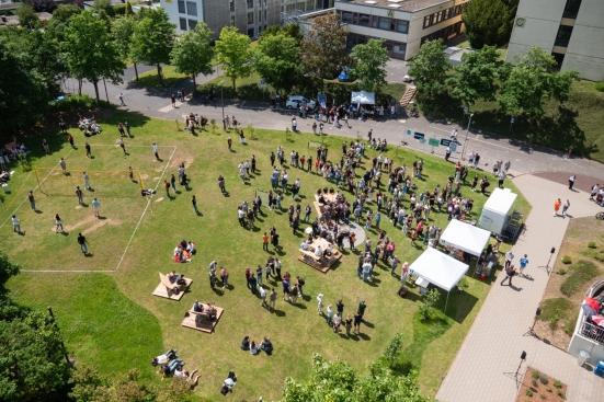 Die LEOwiese auf dem AR-Campus bei der Eröffnungsparty im Sommersemester 2025.