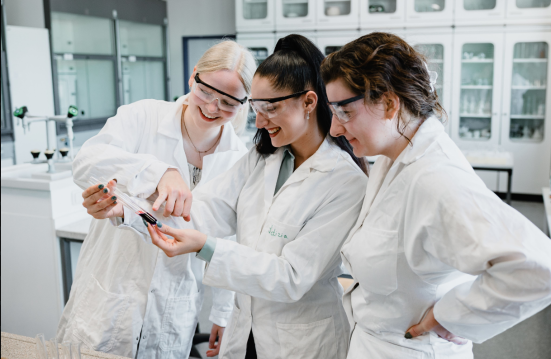 3 Chemiestudierende im Labor