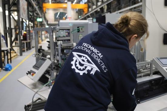 Eine Auszubildende bedient am Campus Buschhütten eine High Tech-Anlage.