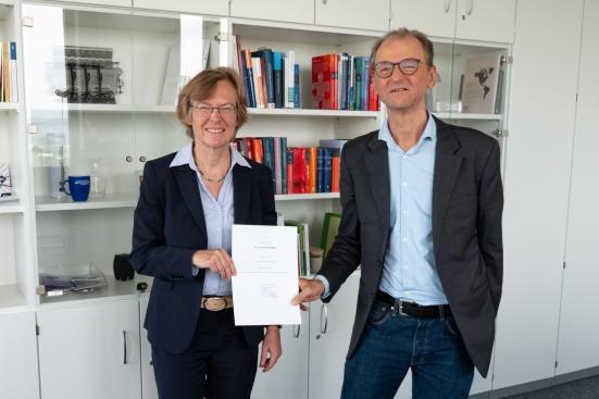 Rektorin Stefanie Reese verabschiedet Prof. Erhard Schüttpelz in den Ruhestand.