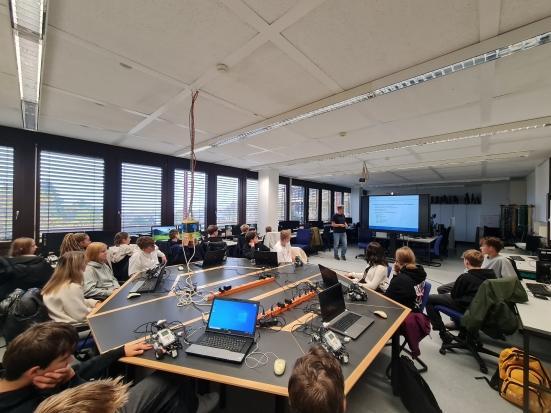 Schüler:innen beim Robotik Workshop