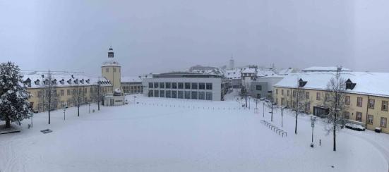 Schlossplatz am Unteren Schloss in Siegen im Schnee, mit Dickem Turm, Hörsaalzentrum und Bibliothek