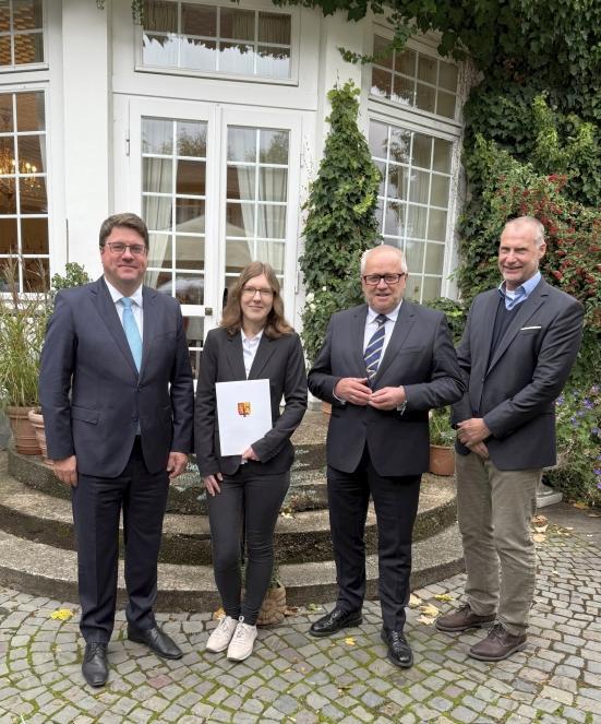 Prof. Dr. Carsten Engelhard, Preisträgerin Maren Kipping, Landrat Dr. Peter Enders, Andreas Düngen (Uni Siegen).