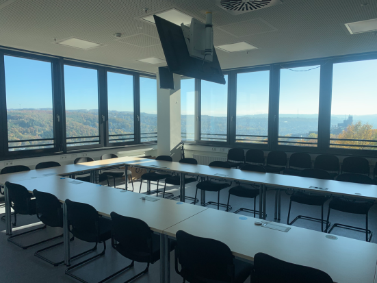 Ansicht des Raums - Konferenztische und Stühle