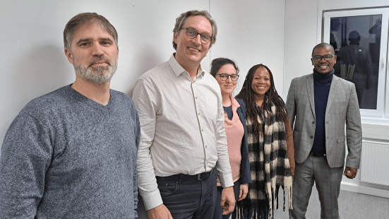 Gruppenfoto der Gäste und Gastgeber