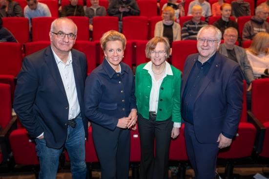 Gruppenbild mit Brandes bei Physik im Apollo
