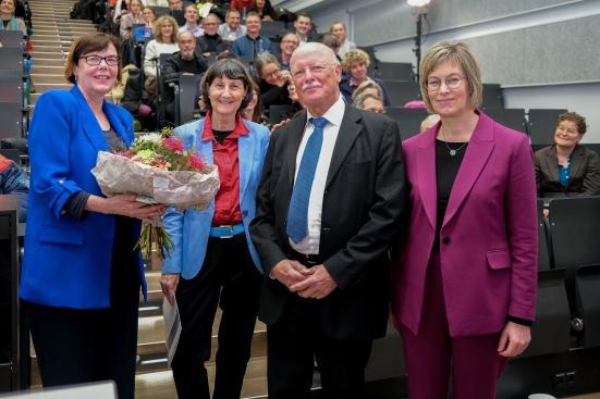 Urkundenübergabe Helge-Pross-Preis im Hörsaal am Campus Unteres Schloss.