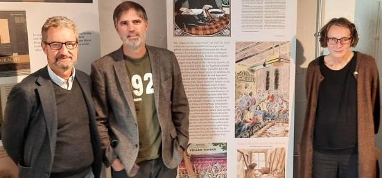 Dr. Jens Aspelmeier, Prof. Dr. Daniel Stein und Dr. Jana Mikota in der Ausstellung zu Graphic Novels im Aktiven Museum.