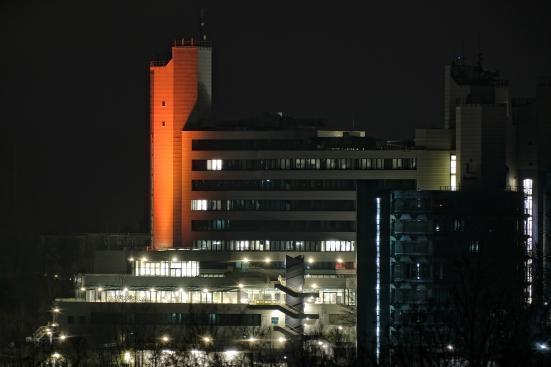 K-Turm der Universität Siegen wird orangefarben angestrahlt.