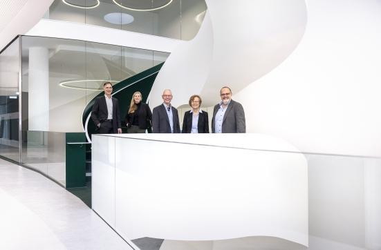 Prof. Dr. Benjamin Butz, Iris Litty, Prof. Dr. Holger Schönherr, Prof. Dr. Stefanie Reese und Prof. Dr. Haring Bolívar im INCYTE-Forschungsgebäude der Universität Siegen