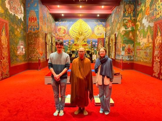 Vivienne Adolphs zur Besuch in einem buddhistischen Kloster in der Schweiz.