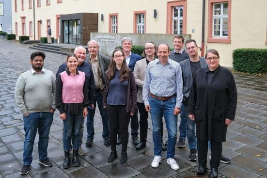 Beteiligte Partner des Projektes GAiST stehen vor der Uni-Bibliothek am Campus Unteres Schloss.