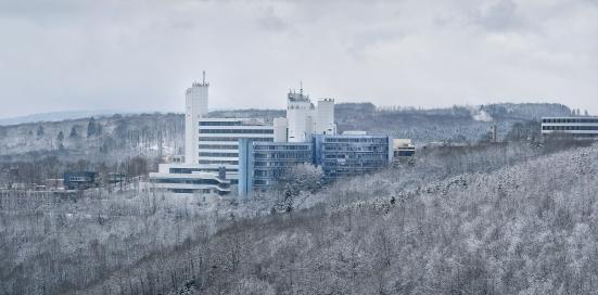 Gebäude der Uni Siegen in Winterlandschaft