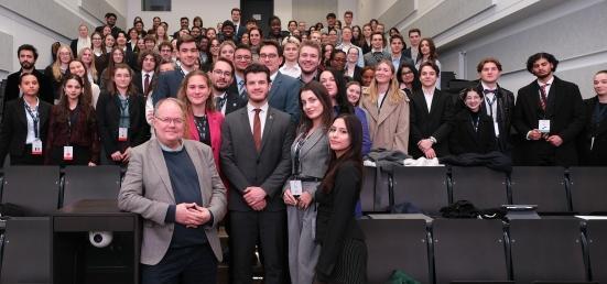 Menschen im Hörsaal der Uni Siegen bei der SiegMUN-Konferenz