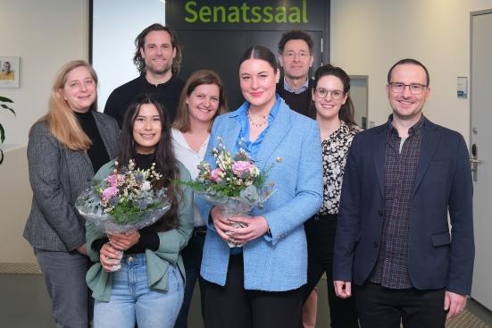 Azubis schließen ihre Ausbildung ab.