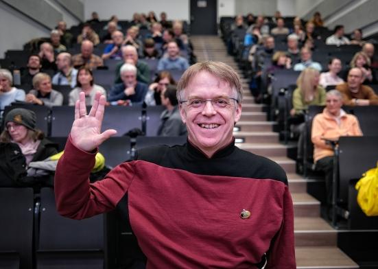 Prof. Michel bei der Rosenmontagsvorlesung über Enterprise und Star Trek.