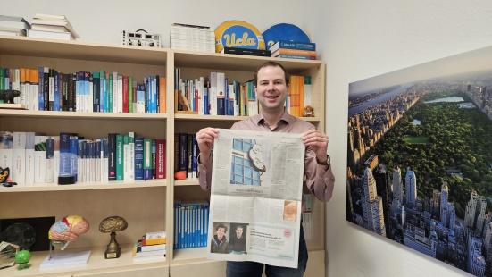 Matthias Sperl hält die Ausgabe der Süddeutschen Zeitung mit seinem Interview