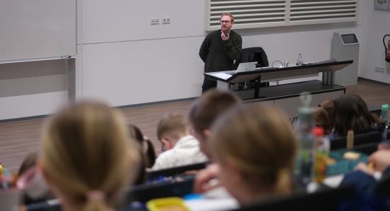 Hörsaal der Kinderuni mit Dozent