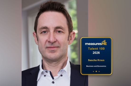 Prof. Sascha Kraus mit der Urkunde im Ranking Talent 100