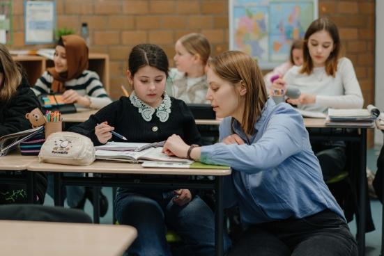 studentische Lehrerin im Klassenzimmer