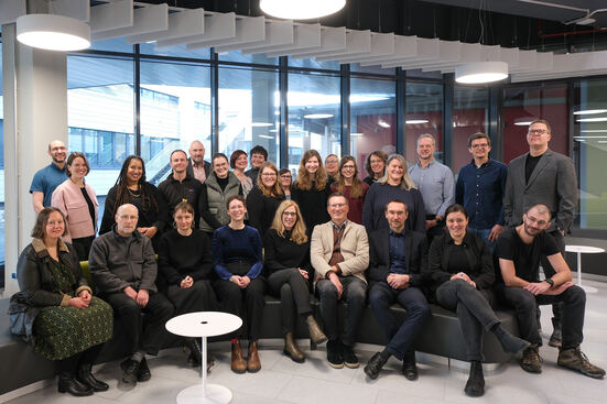 Es ist ein Gruppenfoto des Instituts für Sozialpädagogik zu sehen.