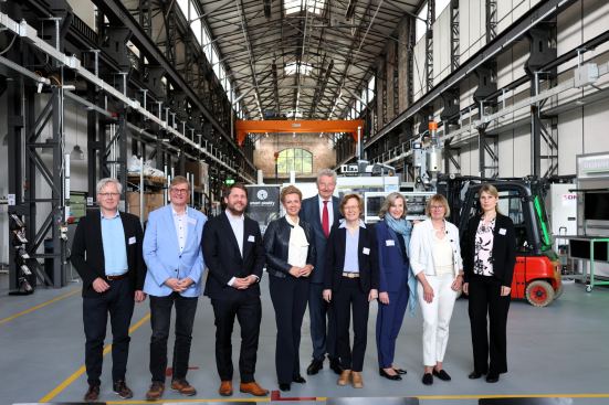 (v.l.n.r.): Prof. Dr. Axel von Hehl, Prof. Dr. Ralph Dreher, Prof. Dr. Peter Burggräf, Ministerin Ina Brandes, Dr. Axel Barten, Rektorin Prof. Dr. Stefanie Reese, Dr. Gabriele Barten, Dr. Barbara Müller-Naendrup, Laura Mittas.