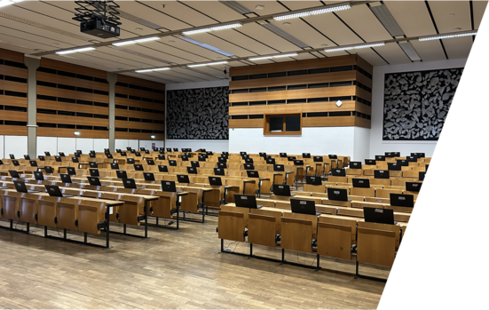 Aula mit Prüfungslaptops