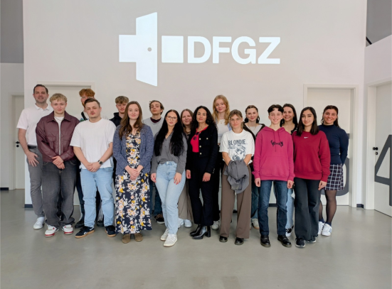Gruppenfoto der Studierenden, Lehrenden und Verantwortlichen im DFGZ