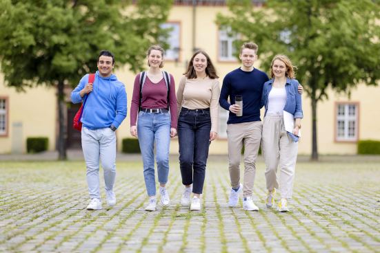 Studierendengruppe läuft über Schlossplatz