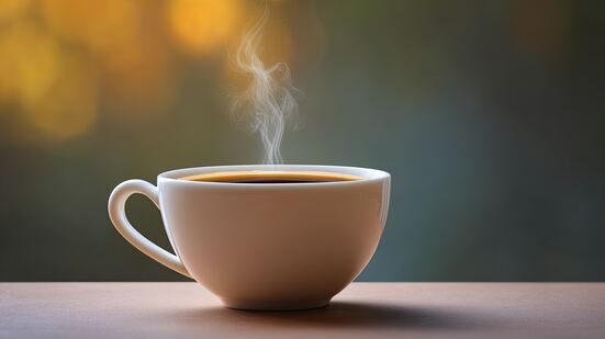 Tasse mit dampfendem Kaffee