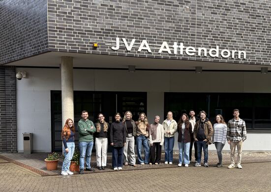 Psychologie-Studierende derUniversität Siegen besuchen die JVA Attendorn