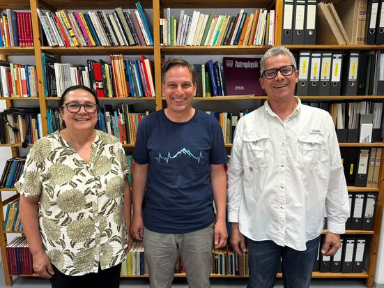 Mónica Zuleta-Salas, Edison Neira-Palacio und Volker Heck in der Kuhn-Bibliothek der Physikdidaktik